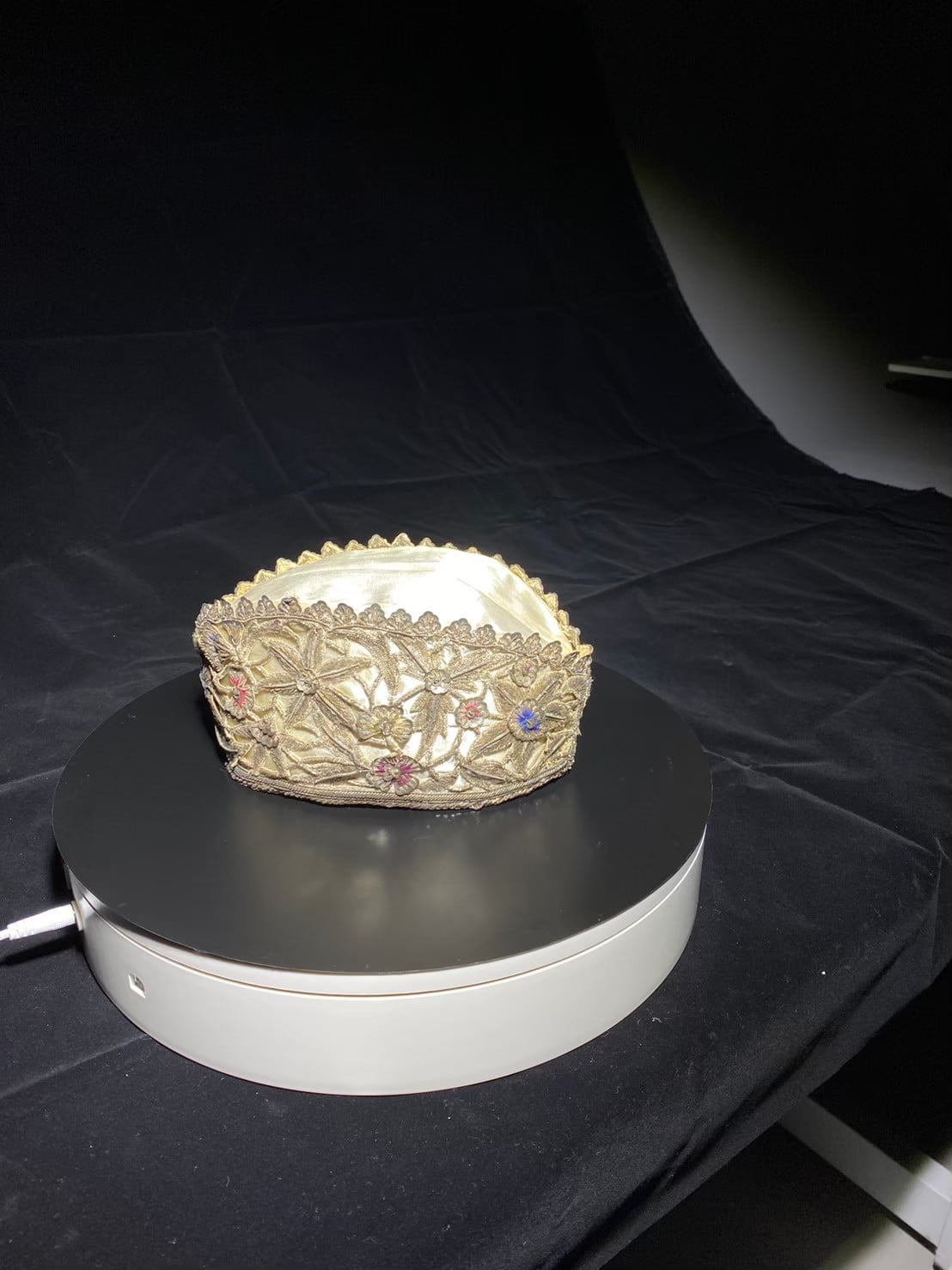 鏤空器物的實物與轉台：先看原物件，再與下一張同一器物的3D模型比較。