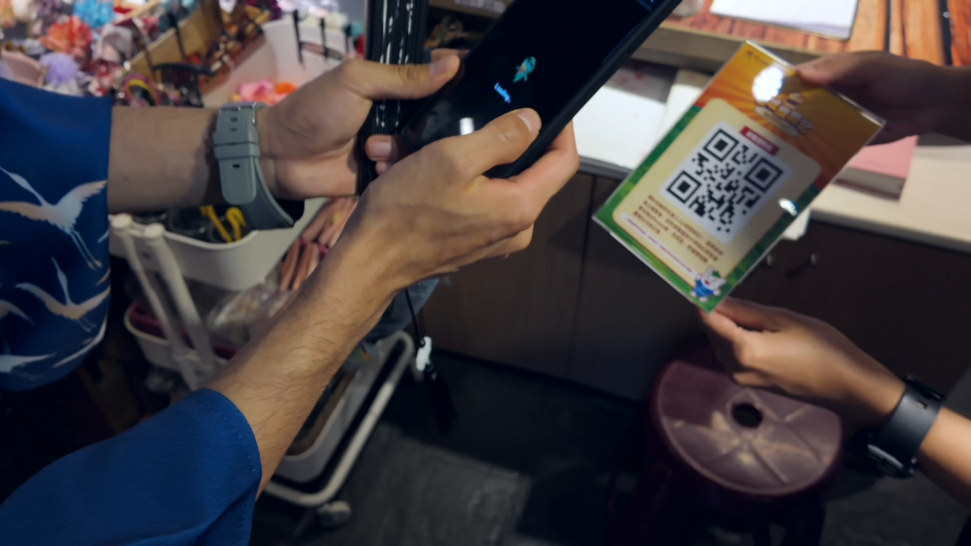 公司形象影片約1分02秒，店家櫃檯前出示QR碼牌，玩家拿手機掃描。