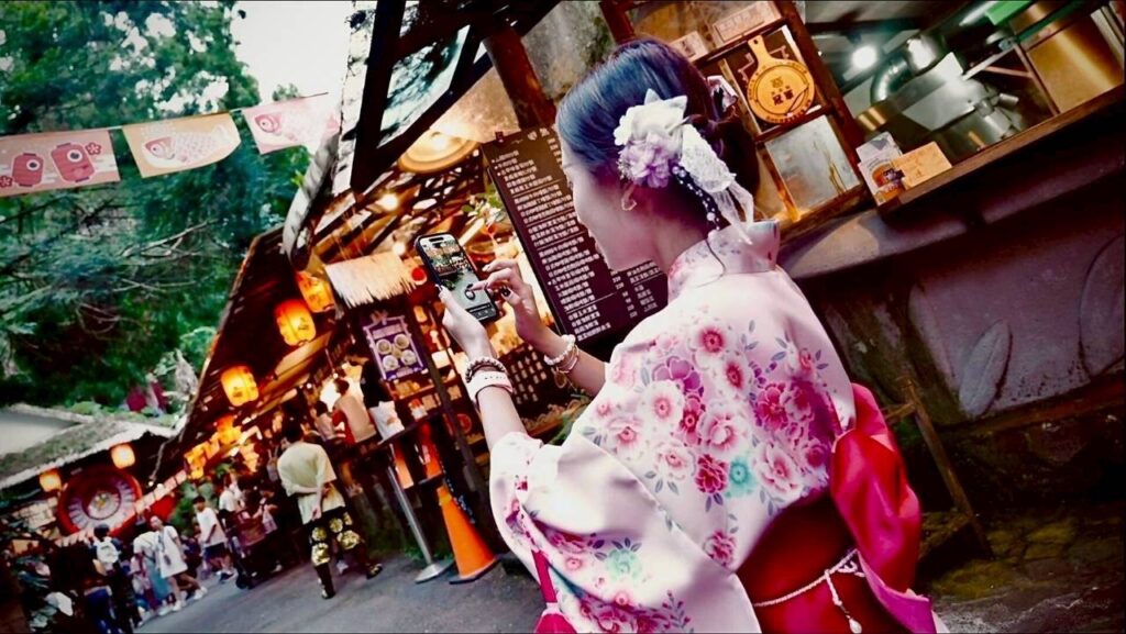 電獺少女在妖怪森林商圈街道使用手機參與探索。